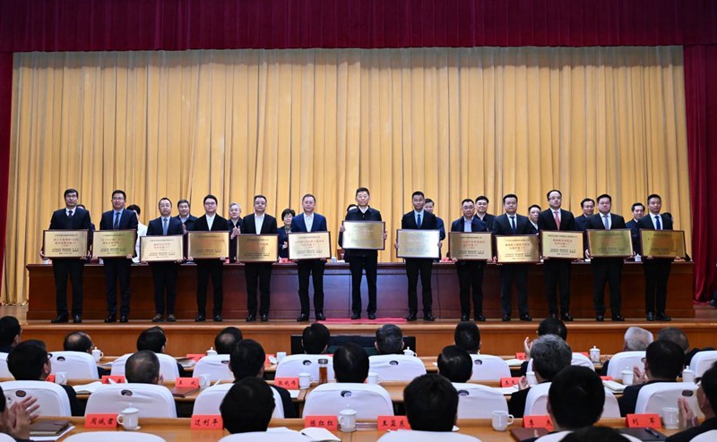 揚(yáng)子江藥業(yè)集團(tuán)獲授牌首批國家卓越級(jí)智能工廠